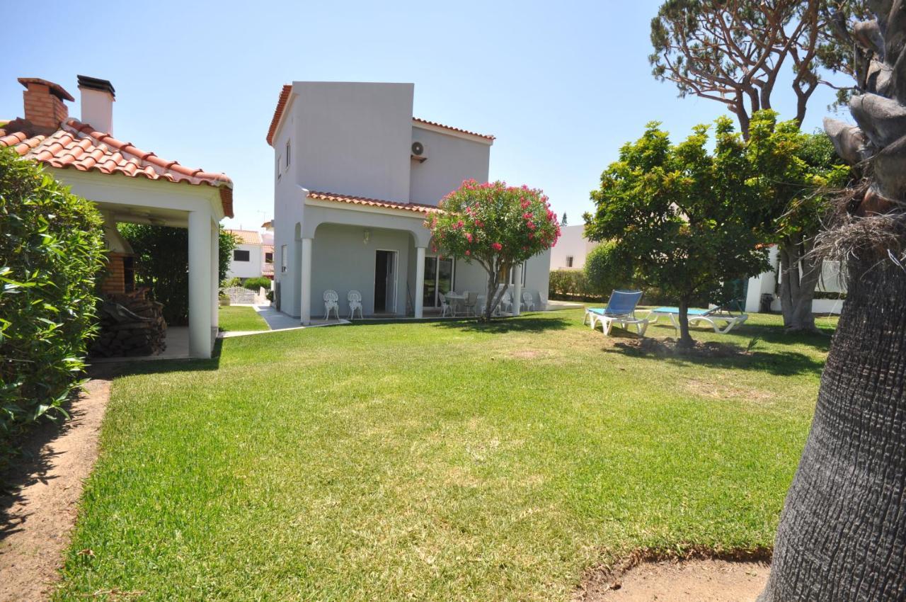 Well-Appointed Villa Is Situated In The Popular Resort Of Vilamoura Quarteira Buitenkant foto