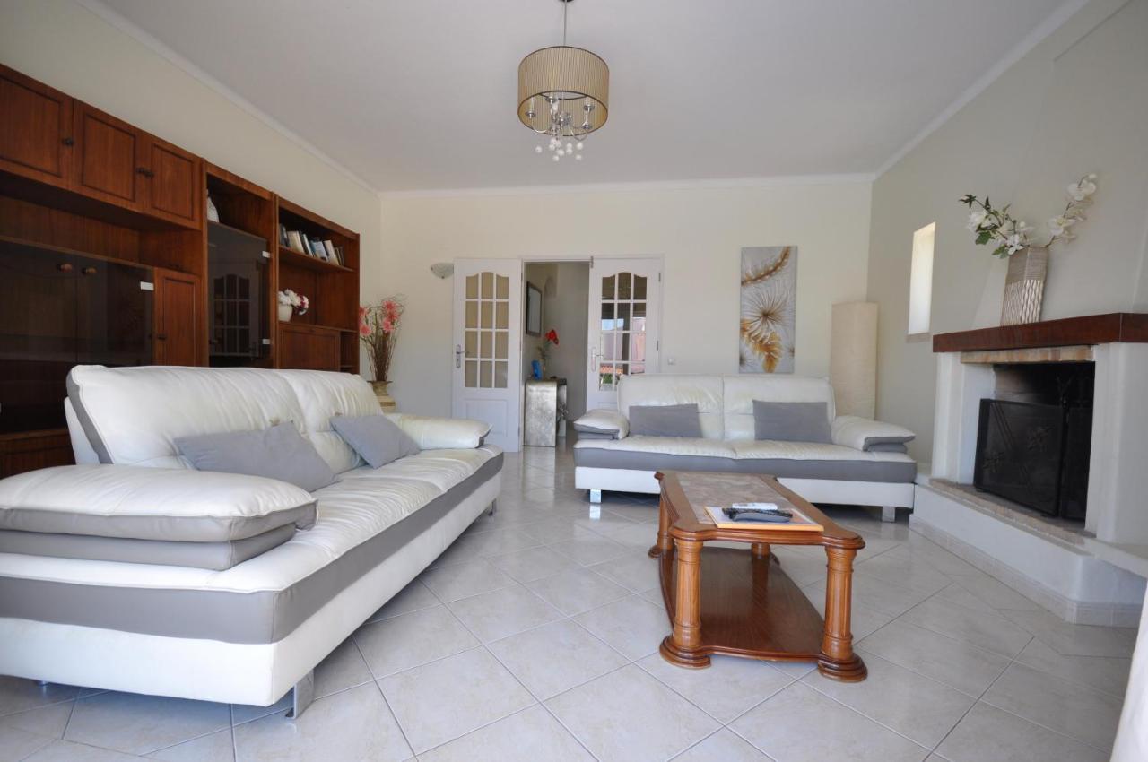 Well-Appointed Villa Is Situated In The Popular Resort Of Vilamoura Quarteira Buitenkant foto