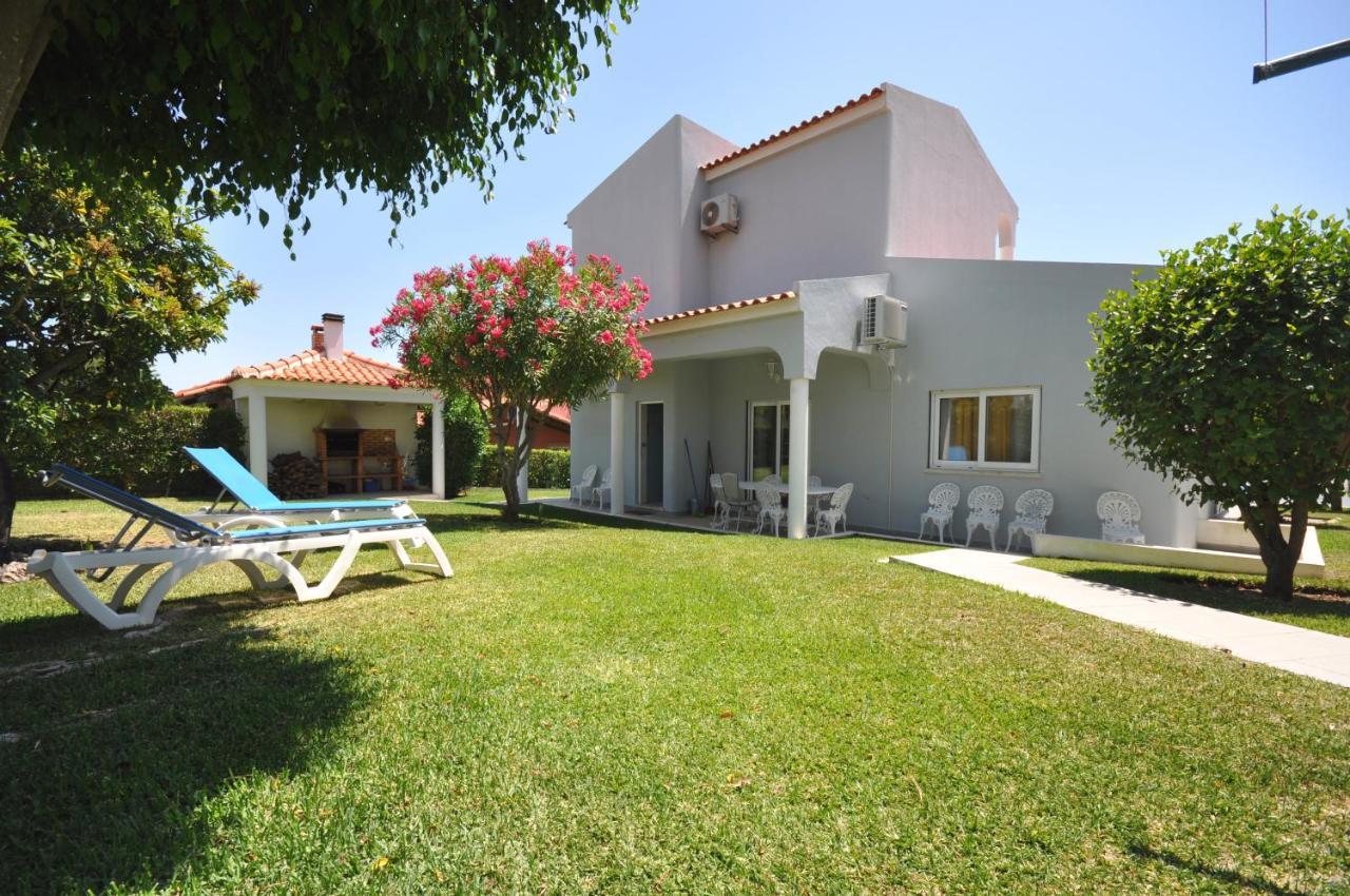 Well-Appointed Villa Is Situated In The Popular Resort Of Vilamoura Quarteira Buitenkant foto