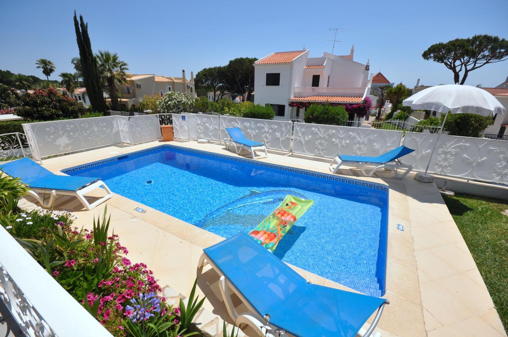 Well-Appointed Villa Is Situated In The Popular Resort Of Vilamoura Quarteira Buitenkant foto