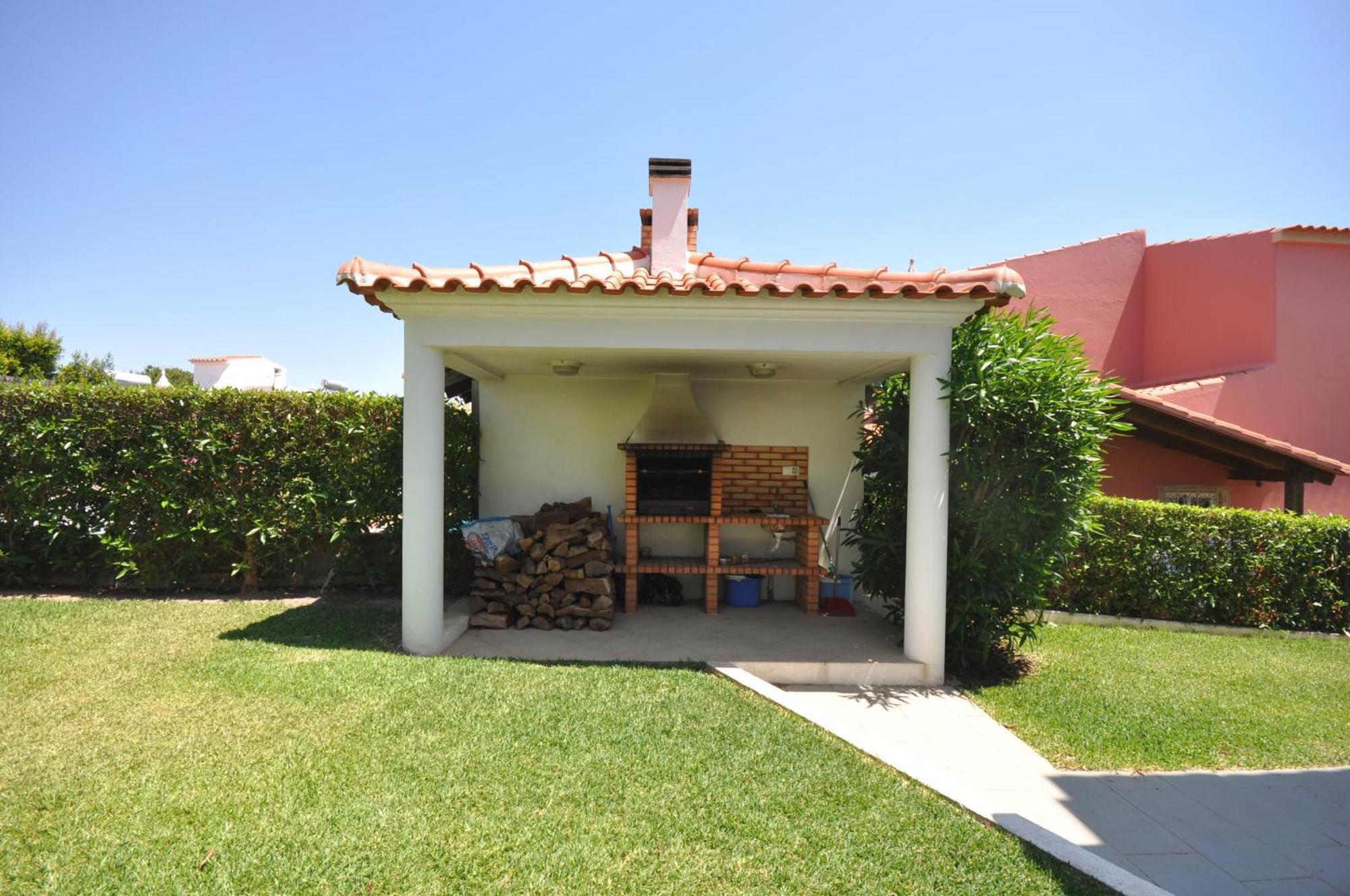 Well-Appointed Villa Is Situated In The Popular Resort Of Vilamoura Quarteira Buitenkant foto